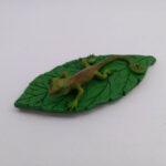 مارمولک روی برگ درخت